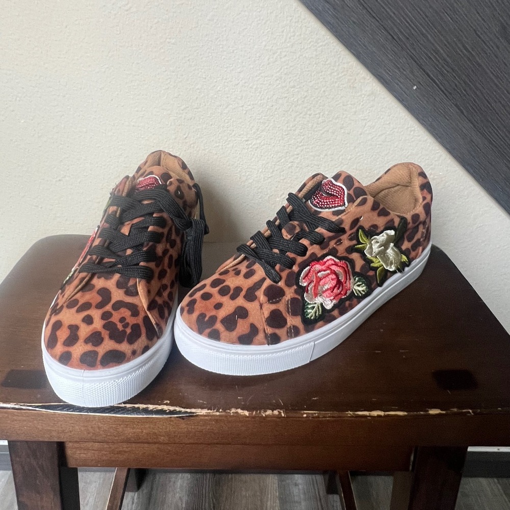 Rouge‎ Helium Women's Leopard Print Floral Embroidered Sneakers Size 9 NWT